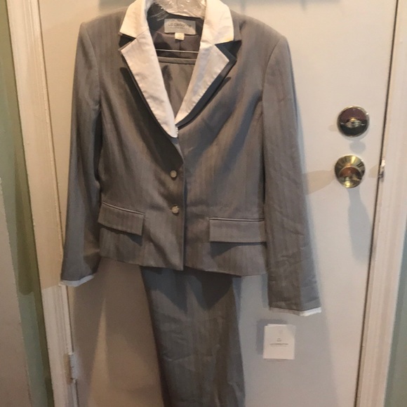 Liz Claiborne Pants - Women’s pantsuit. NWT